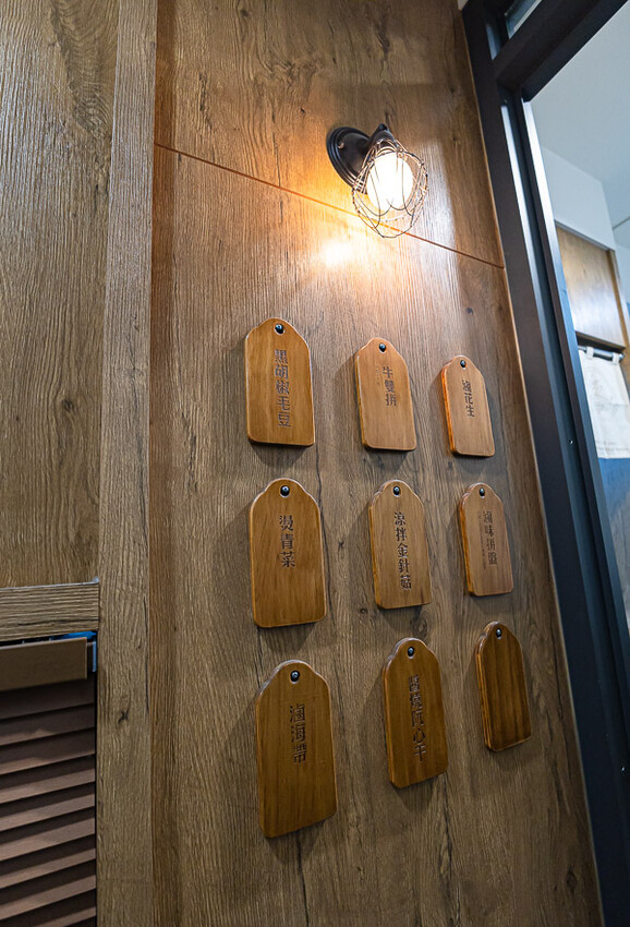 文青風格的牛肉麵好店,清燉香醇五椒麻辣湯頭濃厚,餐後的日式豆乳布丁燒更是少女必吃,板橋車站美食推薦