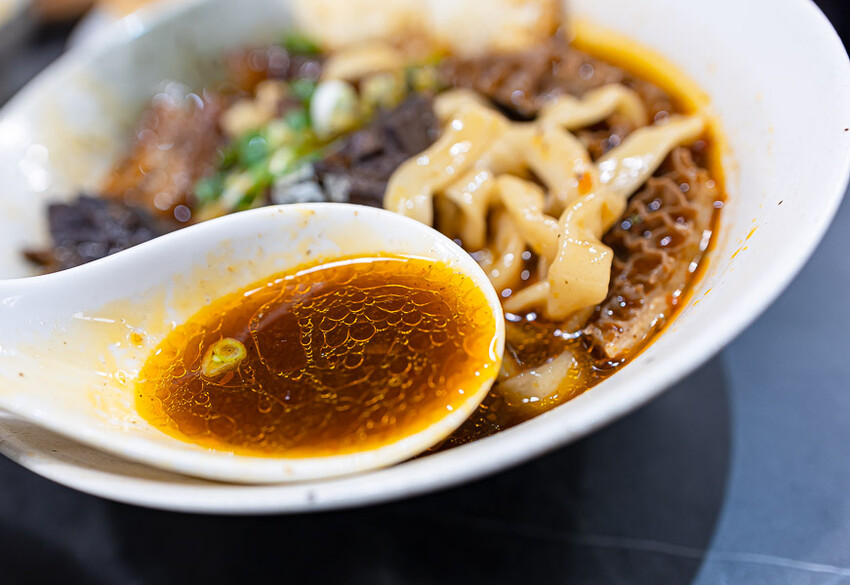文青風格的牛肉麵好店,清燉香醇五椒麻辣湯頭濃厚,餐後的日式豆乳布丁燒更是少女必吃,板橋車站美食推薦