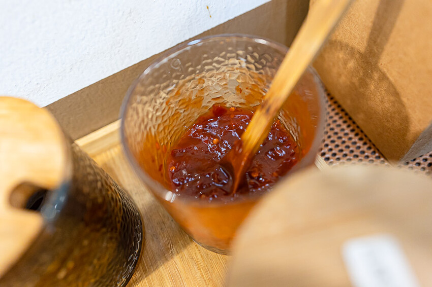 文青風格的牛肉麵好店,清燉香醇五椒麻辣湯頭濃厚,餐後的日式豆乳布丁燒更是少女必吃,板橋車站美食推薦