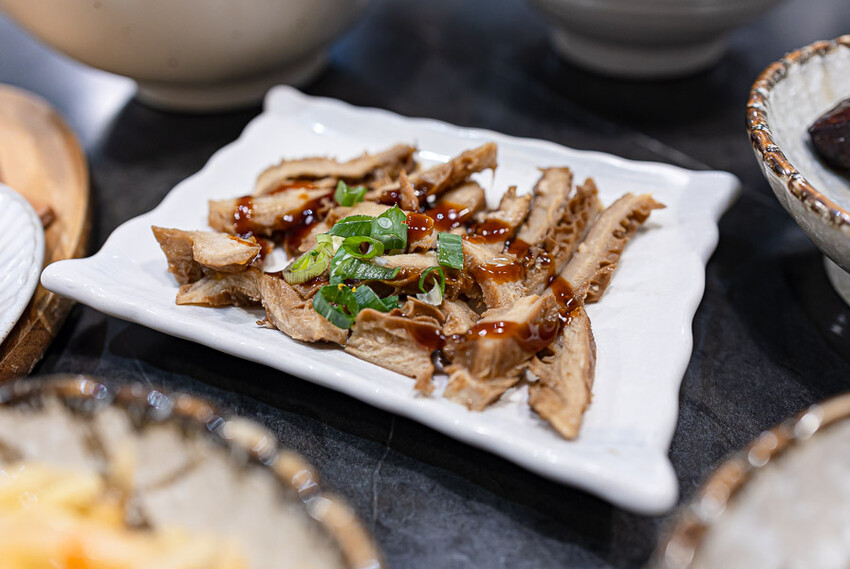 文青風格的牛肉麵好店,清燉香醇五椒麻辣湯頭濃厚,餐後的日式豆乳布丁燒更是少女必吃,板橋車站美食推薦