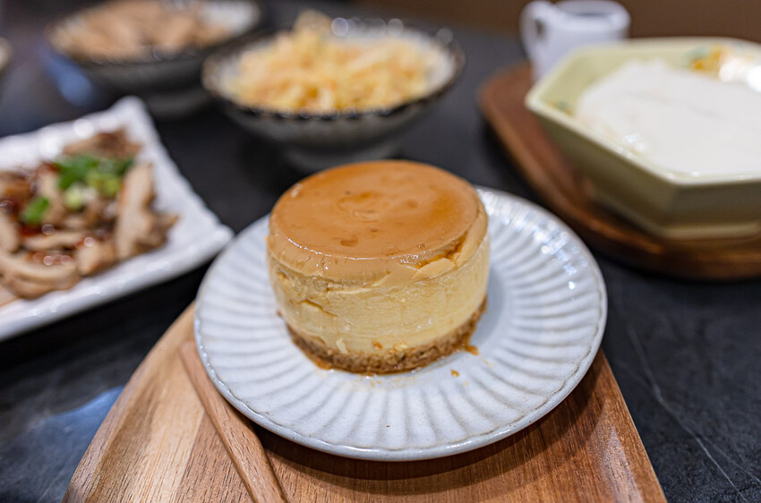 文青風格的牛肉麵好店,清燉香醇五椒麻辣湯頭濃厚,餐後的日式豆乳布丁燒更是少女必吃,板橋車站美食推薦