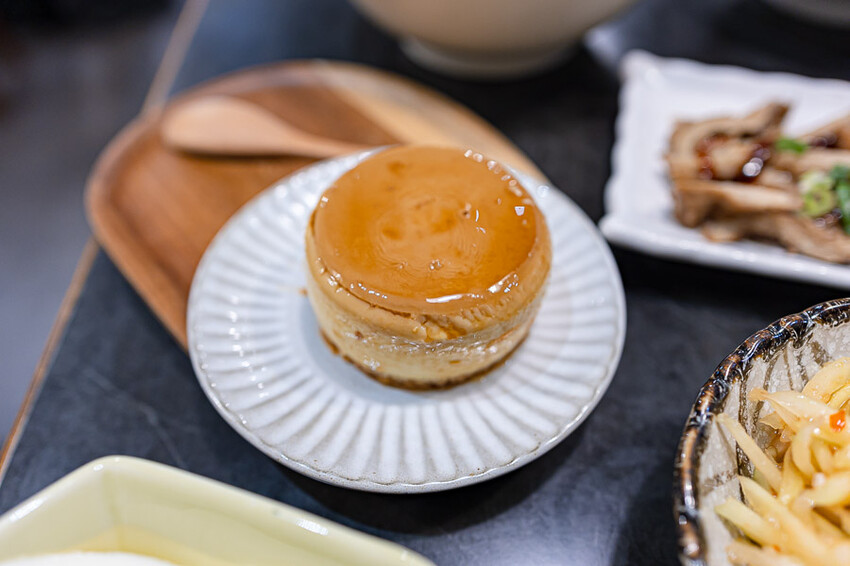 文青風格的牛肉麵好店,清燉香醇五椒麻辣湯頭濃厚,餐後的日式豆乳布丁燒更是少女必吃,板橋車站美食推薦