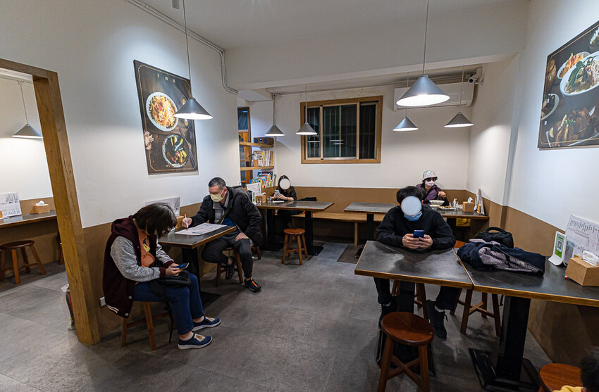 文青風格的牛肉麵好店,清燉香醇五椒麻辣湯頭濃厚,餐後的日式豆乳布丁燒更是少女必吃,板橋車站美食推薦