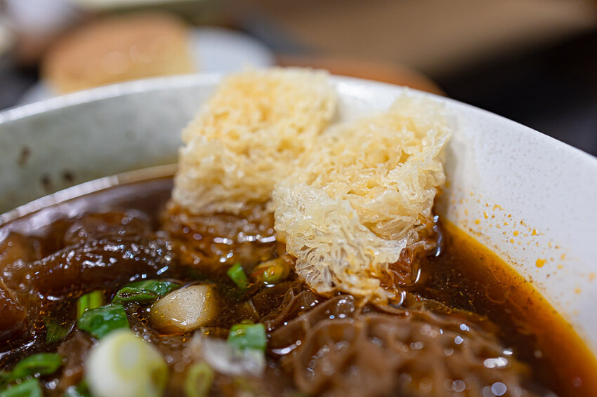 文青風格的牛肉麵好店,清燉香醇五椒麻辣湯頭濃厚,餐後的日式豆乳布丁燒更是少女必吃,板橋車站美食推薦