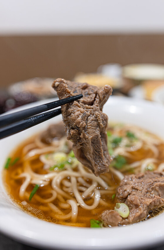 文青風格的牛肉麵好店,清燉香醇五椒麻辣湯頭濃厚,餐後的日式豆乳布丁燒更是少女必吃,板橋車站美食推薦