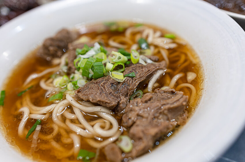 文青風格的牛肉麵好店,清燉香醇五椒麻辣湯頭濃厚,餐後的日式豆乳布丁燒更是少女必吃,板橋車站美食推薦
