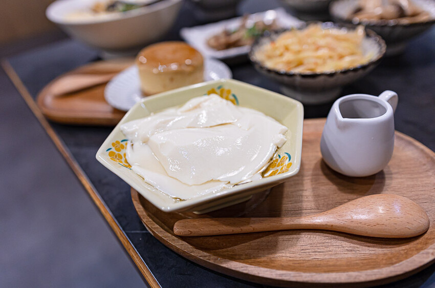 文青風格的牛肉麵好店,清燉香醇五椒麻辣湯頭濃厚,餐後的日式豆乳布丁燒更是少女必吃,板橋車站美食推薦