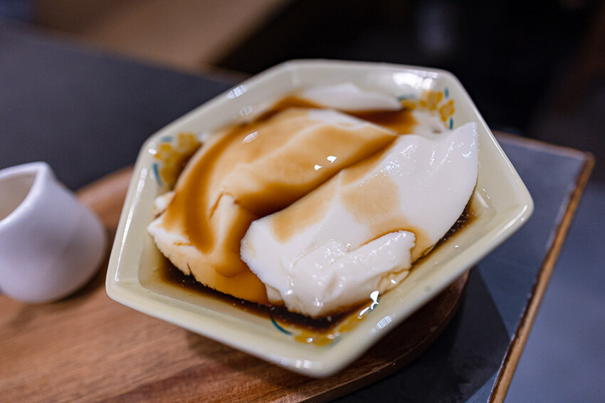 文青風格的牛肉麵好店,清燉香醇五椒麻辣湯頭濃厚,餐後的日式豆乳布丁燒更是少女必吃,板橋車站美食推薦