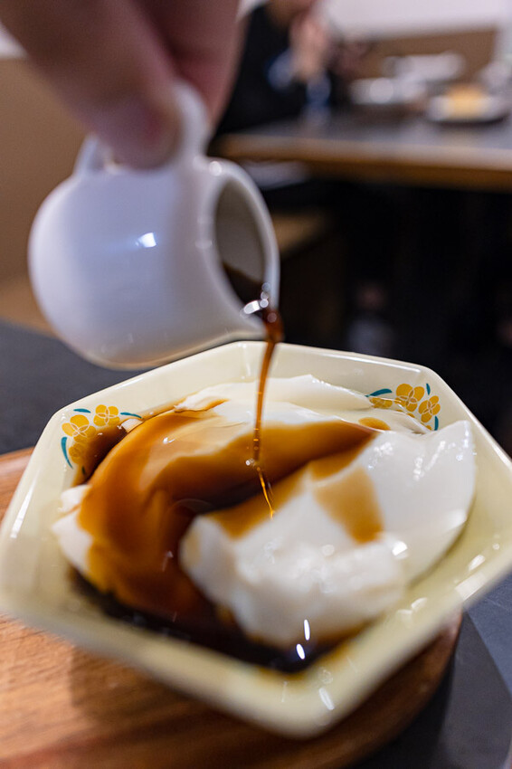 文青風格的牛肉麵好店,清燉香醇五椒麻辣湯頭濃厚,餐後的日式豆乳布丁燒更是少女必吃,板橋車站美食推薦