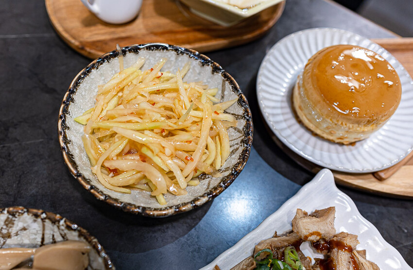 文青風格的牛肉麵好店,清燉香醇五椒麻辣湯頭濃厚,餐後的日式豆乳布丁燒更是少女必吃,板橋車站美食推薦