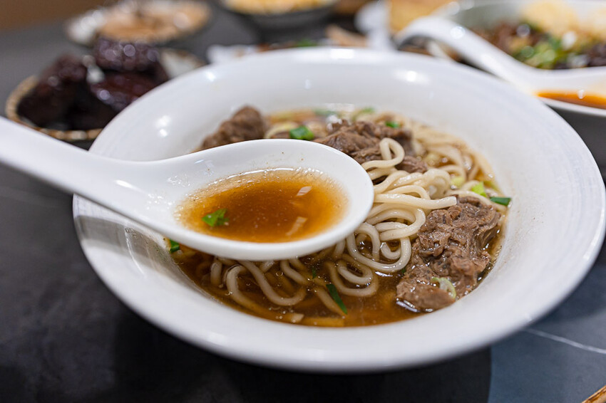 文青風格的牛肉麵好店,清燉香醇五椒麻辣湯頭濃厚,餐後的日式豆乳布丁燒更是少女必吃,板橋車站美食推薦