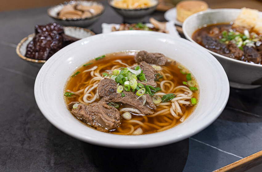 文青風格的牛肉麵好店,清燉香醇五椒麻辣湯頭濃厚,餐後的日式豆乳布丁燒更是少女必吃,板橋車站美食推薦
