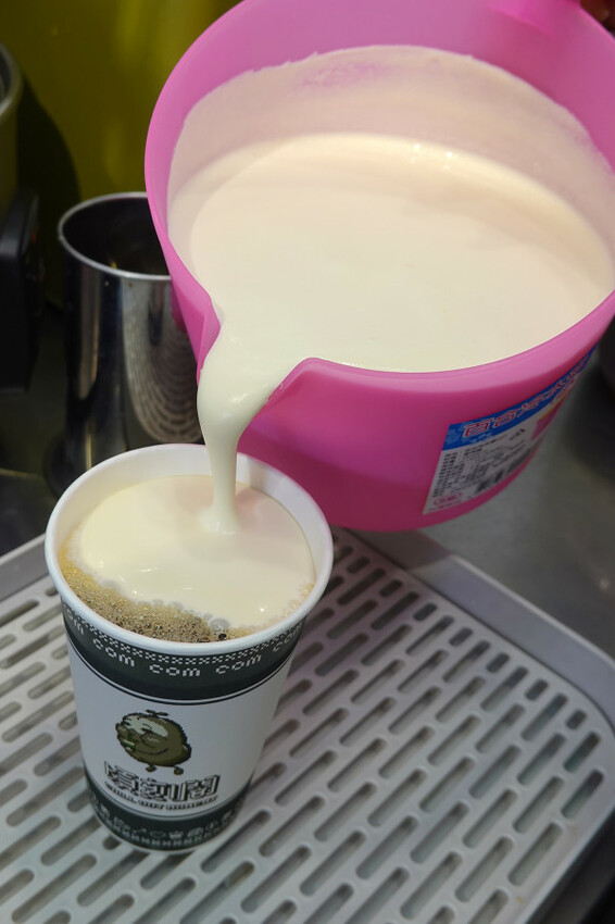 好喝又好玩的士林飲料店推薦-頃刻間綠豆沙牛奶專賣店，好喝士林手搖飲料外送推薦