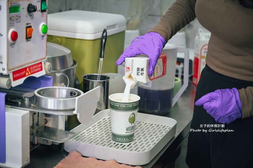 超有特色古早復古電玩風格飲料店，大推現場手刷日本靜岡抹茶一杯才60元，等待飲料時還可以免費雙人打電玩讓人不愛上這間店也難