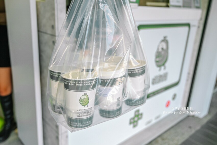 超有特色古早復古電玩風格飲料店，大推現場手刷日本靜岡抹茶一杯才60元，等待飲料時還可以免費雙人打電玩讓人不愛上這間店也難