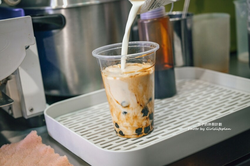 超有特色古早復古電玩風格飲料店，大推現場手刷日本靜岡抹茶一杯才60元，等待飲料時還可以免費雙人打電玩讓人不愛上這間店也難