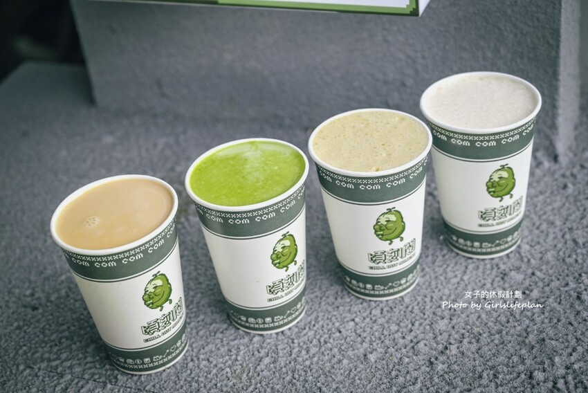 超有特色古早復古電玩風格飲料店，大推現場手刷日本靜岡抹茶一杯才60元，等待飲料時還可以免費雙人打電玩讓人不愛上這間店也難