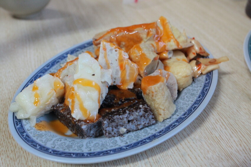 吃。台南美食|安南區。「阿美家的黑輪米血」每週僅賣四天當地老饕等級台式下午茶美食,提供免費辣蘿蔔供搭