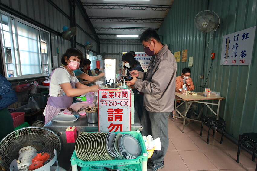 吃。台南美食|安南區。「阿美家的黑輪米血」每週僅賣四天當地老饕等級台式下午茶美食,提供免費辣蘿蔔供搭