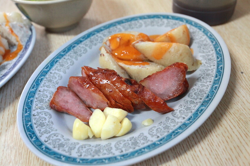 吃。台南美食|安南區。「阿美家的黑輪米血」每週僅賣四天當地老饕等級台式下午茶美食,提供免費辣蘿蔔供搭