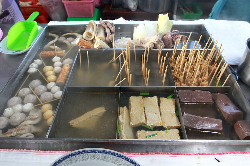 吃。台南美食|安南區。「阿美家的黑輪米血」每週僅賣四天當地老饕等級台式下午茶美食,提供免費辣蘿蔔供搭