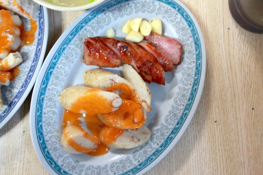 吃。台南美食|安南區。「阿美家的黑輪米血」每週僅賣四天當地老饕等級台式下午茶美食,提供免費辣蘿蔔供搭