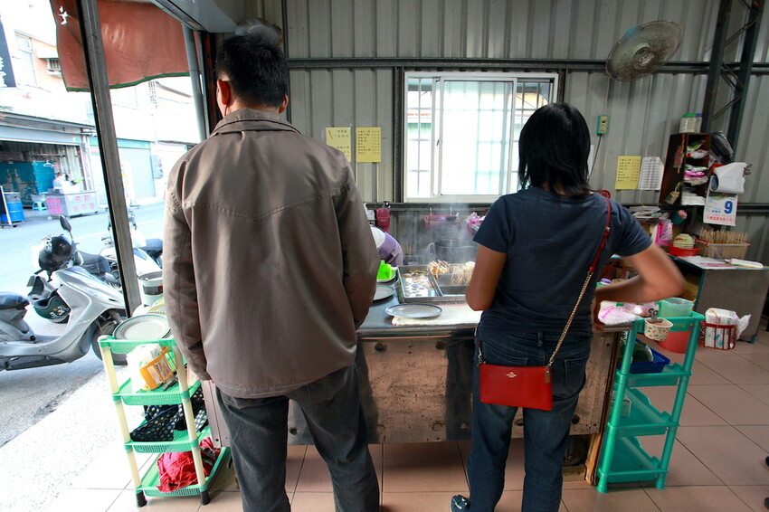 吃。台南美食|安南區。「阿美家的黑輪米血」每週僅賣四天當地老饕等級台式下午茶美食,提供免費辣蘿蔔供搭