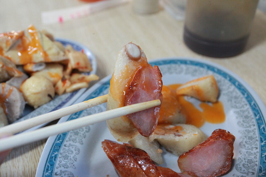 吃。台南美食|安南區。「阿美家的黑輪米血」每週僅賣四天當地老饕等級台式下午茶美食,提供免費辣蘿蔔供搭