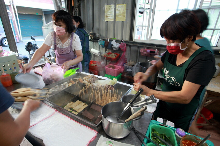 吃。台南美食|安南區。「阿美家的黑輪米血」每週僅賣四天當地老饕等級台式下午茶美食,提供免費辣蘿蔔供搭