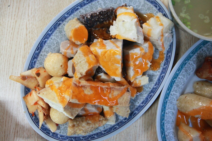 吃。台南美食|安南區。「阿美家的黑輪米血」每週僅賣四天當地老饕等級台式下午茶美食,提供免費辣蘿蔔供搭