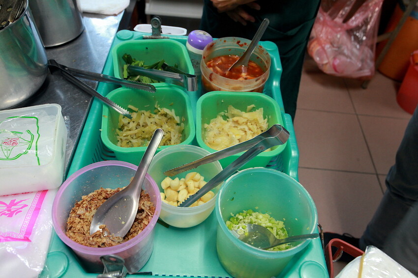 吃。台南美食|安南區。「阿美家的黑輪米血」每週僅賣四天當地老饕等級台式下午茶美食,提供免費辣蘿蔔供搭