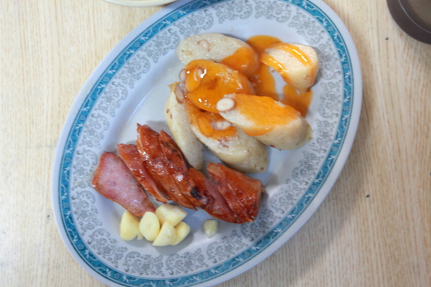 吃。台南美食|安南區。「阿美家的黑輪米血」每週僅賣四天當地老饕等級台式下午茶美食,提供免費辣蘿蔔供搭