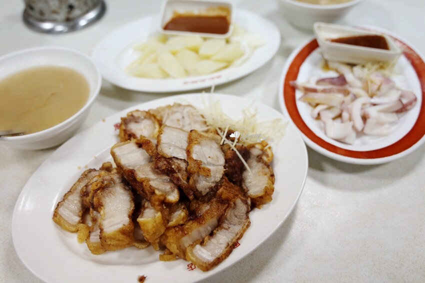 龍山寺站周記肉粥15元就有！台北三大紅燒肉70年老店，觀光客也搶吃。