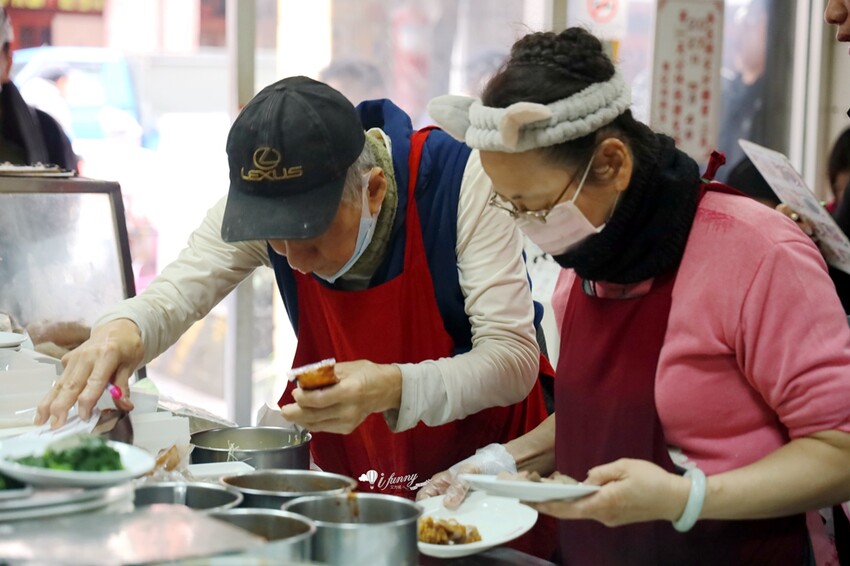 龍山寺站周記肉粥15元就有！台北三大紅燒肉70年老店，觀光客也搶吃。