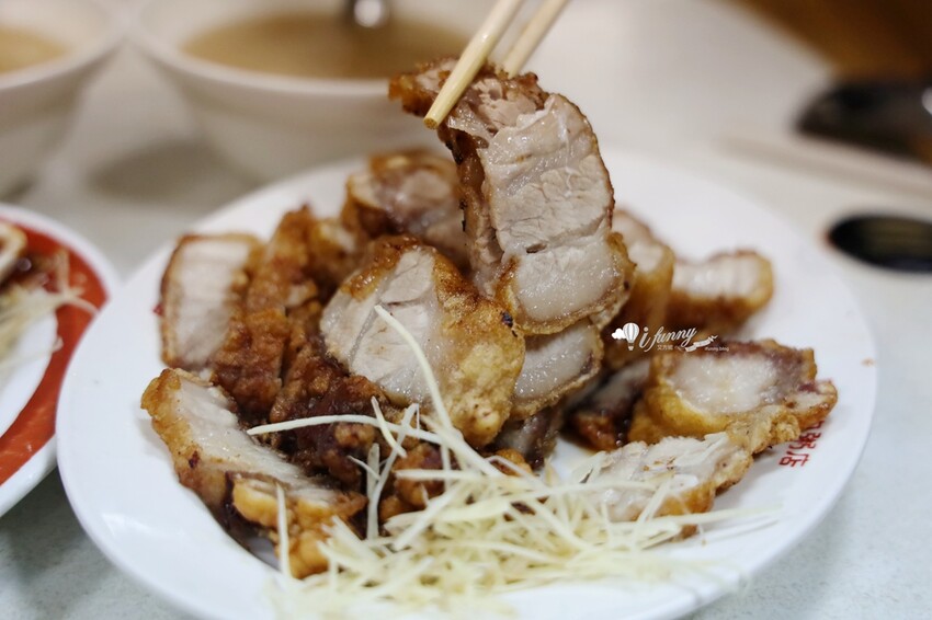 龍山寺站周記肉粥15元就有！台北三大紅燒肉70年老店，觀光客也搶吃。