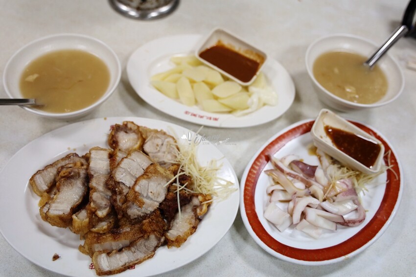 龍山寺站周記肉粥15元就有！台北三大紅燒肉70年老店，觀光客也搶吃。