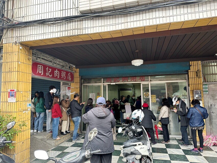 龍山寺站周記肉粥15元就有！台北三大紅燒肉70年老店，觀光客也搶吃。