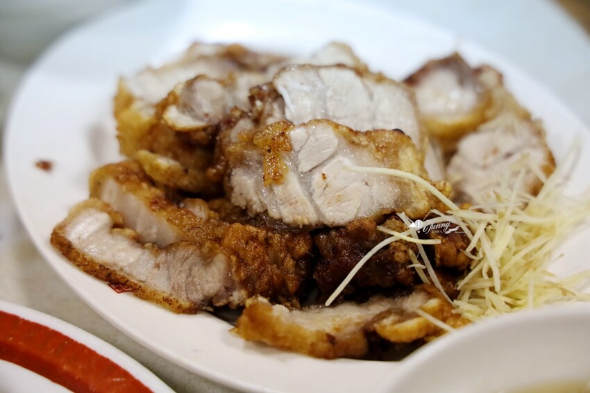 龍山寺站周記肉粥15元就有！台北三大紅燒肉70年老店，觀光客也搶吃。