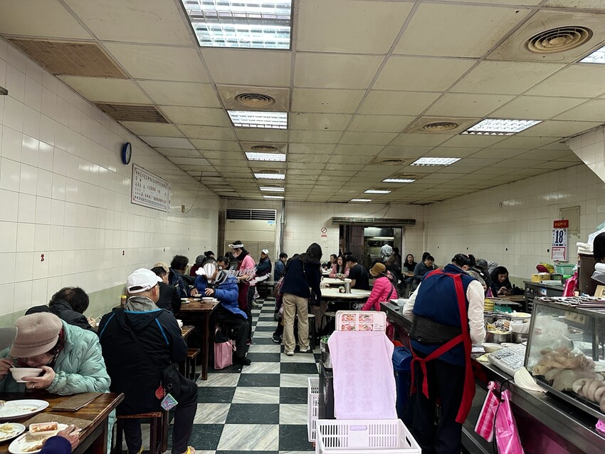 龍山寺站周記肉粥15元就有！台北三大紅燒肉70年老店，觀光客也搶吃。