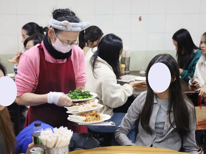 龍山寺站周記肉粥15元就有！台北三大紅燒肉70年老店，觀光客也搶吃。