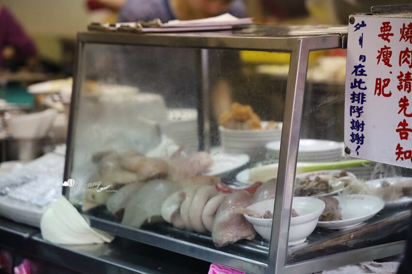 龍山寺站周記肉粥15元就有！台北三大紅燒肉70年老店，觀光客也搶吃。