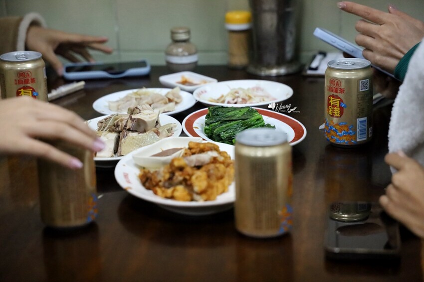 龍山寺站周記肉粥15元就有！台北三大紅燒肉70年老店，觀光客也搶吃。