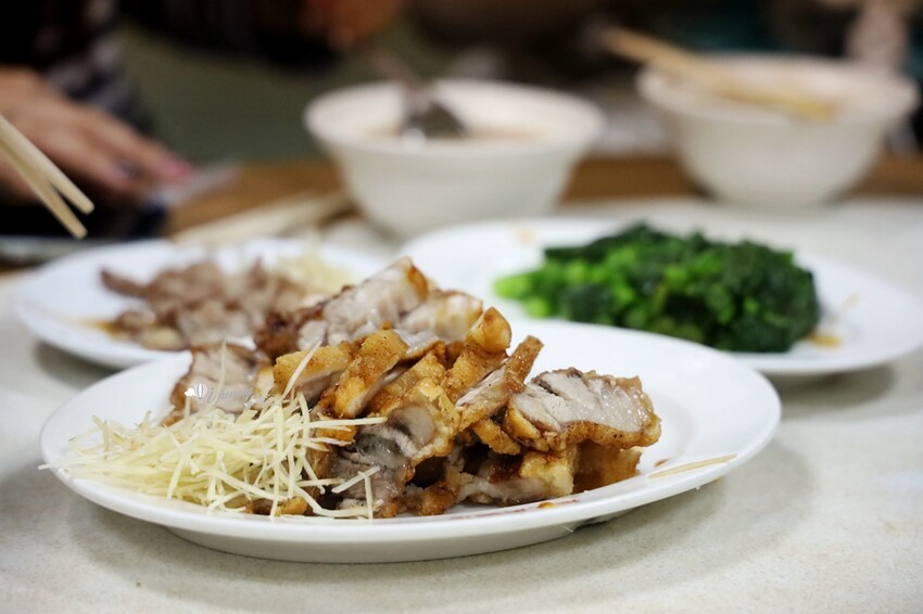 龍山寺站周記肉粥15元就有！台北三大紅燒肉70年老店，觀光客也搶吃。