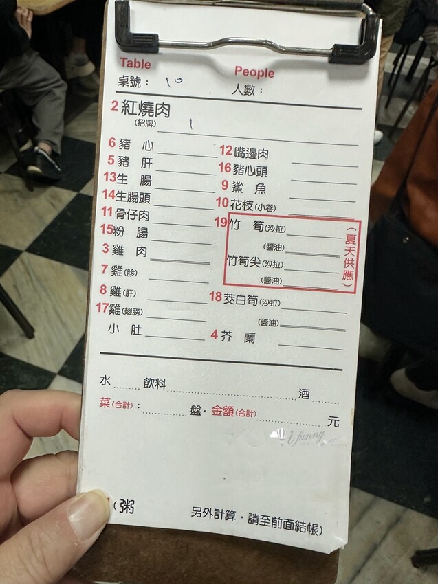 龍山寺站周記肉粥15元就有！台北三大紅燒肉70年老店，觀光客也搶吃。