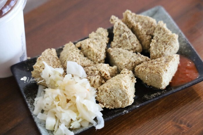 龍山寺站周記肉粥15元就有！台北三大紅燒肉70年老店，觀光客也搶吃。