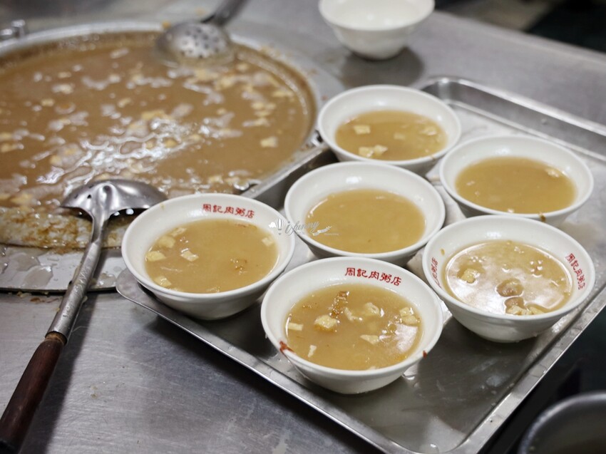 龍山寺站周記肉粥15元就有！台北三大紅燒肉70年老店，觀光客也搶吃。