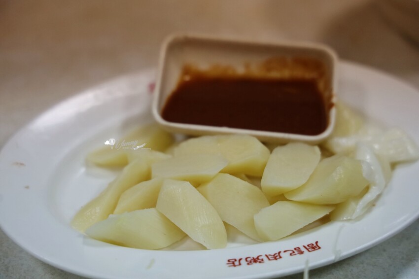 龍山寺站周記肉粥15元就有！台北三大紅燒肉70年老店，觀光客也搶吃。