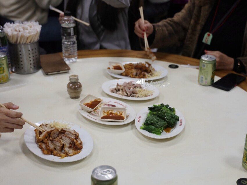 龍山寺站周記肉粥15元就有！台北三大紅燒肉70年老店，觀光客也搶吃。