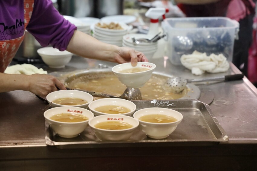 龍山寺站周記肉粥15元就有！台北三大紅燒肉70年老店，觀光客也搶吃。