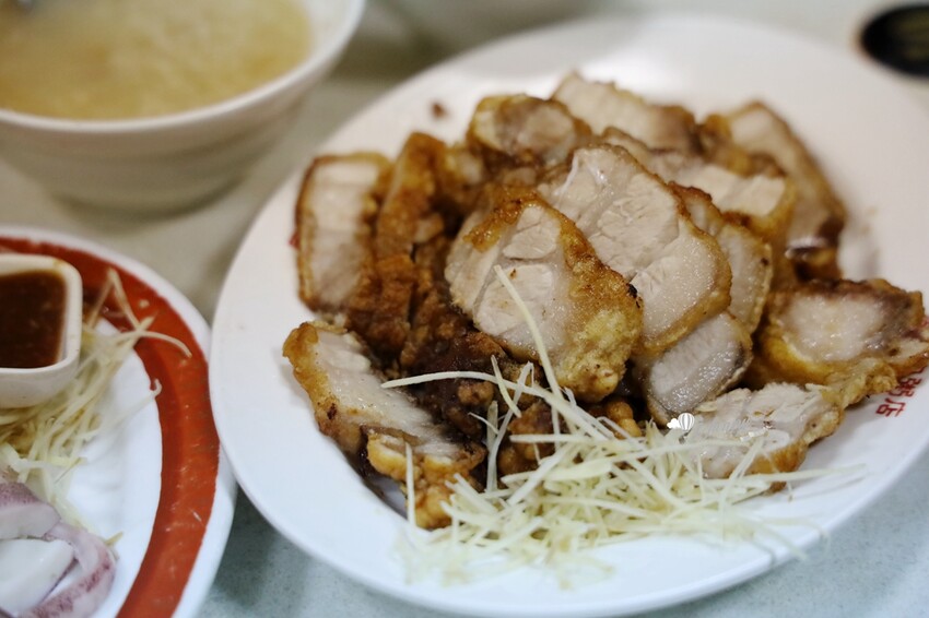 龍山寺站周記肉粥15元就有！台北三大紅燒肉70年老店，觀光客也搶吃。